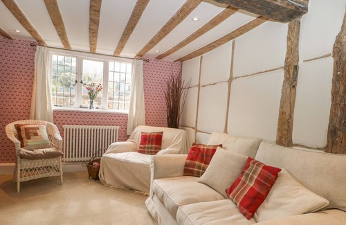 Henley Cottage | HUNTS FARM COTTAGE, pet friendly, with open fire in Henley-On-Thames