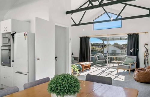 Taupo House | Huon Homestay Summary