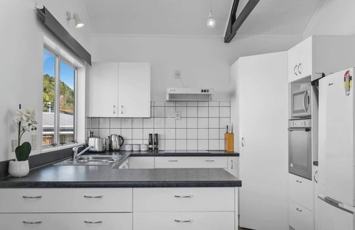 Taupo House | Huon Homestay Summary