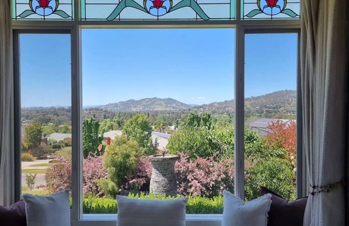 Wodonga House | "Huonview" House on the Hill. Views for miles. 5 mins from CBD