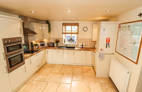 Thwing Cottage | HURDLES COTTAGE, family friendly, with pool in Great Driffield