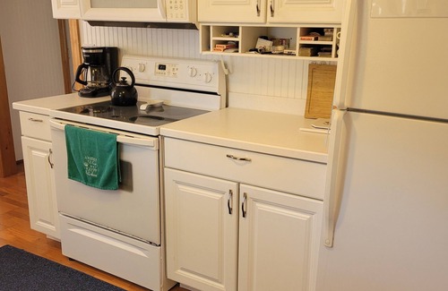 Oscoda House | "Huron Winds" a charming 3-bedroom house just steps from Lake Huron in Oscoda