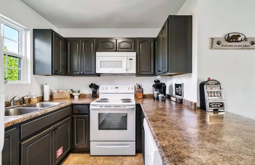 Sevierville Condo | HURRY! FALL IS HERE! Smoky Mountain Condo + Sleeps 6 + Jacuzzi + Games + Views