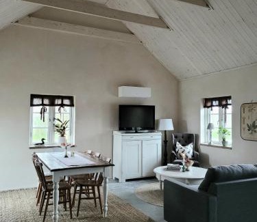 Sjorup House | Hus i mysig by nära havet
