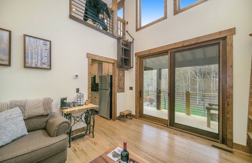 Banner Elk House | Husky Hideaway - Mountain views, Pet-friendly, Wi-Fi, and King Bed.
