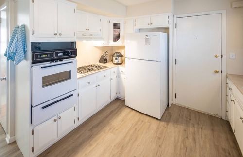 Belleville Apartment | Hustle and Bustle in Belleville - 1 Bedroom