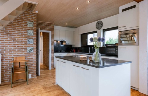 Raversijde Apartment | Huswell - Sunny & Stylish Beachside Retreat