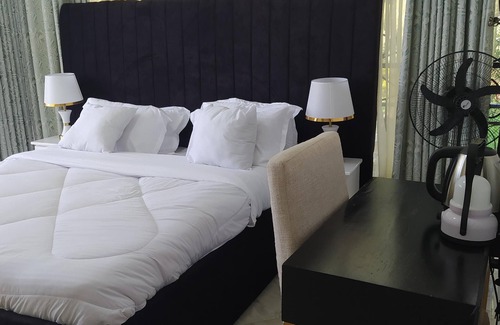 Entebbe Hotel | HUTLAND HOTEL