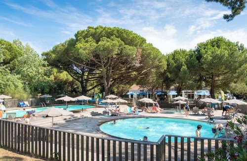 Fontvieille RV Rental | Huttopia Ile de Ré - Chardons bleus