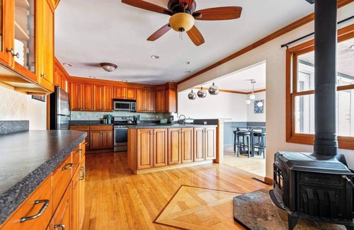 Poughkeepsie House | HV Spacious Retreat sleeps 13 w/Hot Tub