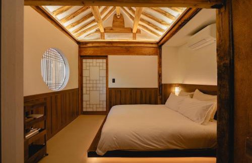 Samcheong-dong House | HWAYEONJAE, Private Hanok Luxury Live Tradition in Bukchon