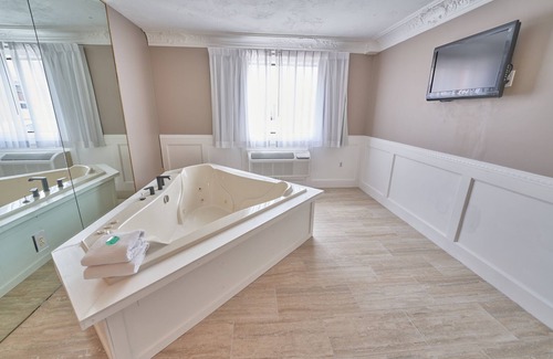 Main Street Hyannis Hotel | Hyannis Plaza Hotel