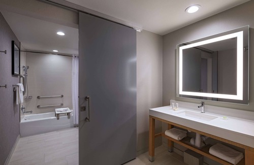 Four Points Hotel | Hyatt Place Austin/Lake Travis/Four Points