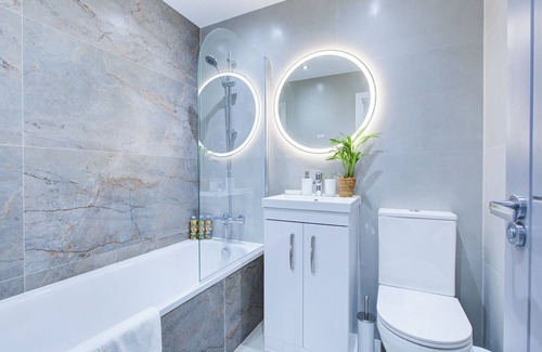 Uxbridge North Apartment | Hybrid Resi - Uxbridge|3 Bed Apartment