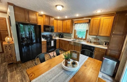 Pittsville Cottage | Hycliff Lodge- 3 br, 2 ba Waterfront Getaway