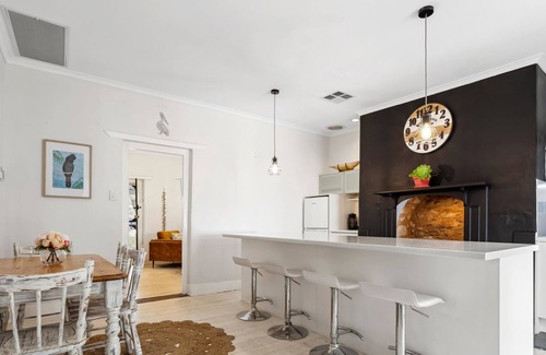 Bonney House | Hyde Cottage Summary: