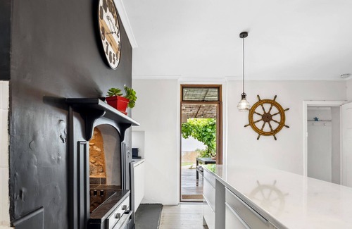 Bonney House | Hyde Cottage Summary: