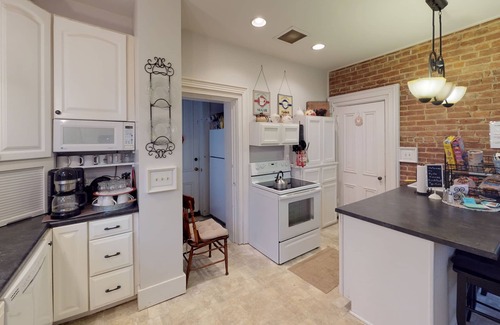 Nelsonville Bed & Breakfast | Hyde House Lilac Suite near Hocking Hills, Ohio University, Athens & Logan