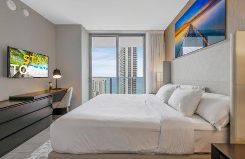Hollywood South Central Beach Apartment | HYDE HOUSE - Luxury Waterfront 2BR 2BA Apartment Suite with direct ocean view, roof top pool, resort amenities
