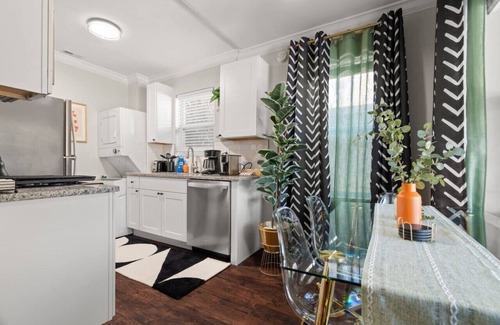 Hyde Park Apartment | Hyde Park 1b Apartment w/Balcony