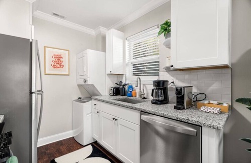 Hyde Park Apartment | Hyde Park 1b Apartment w/Balcony