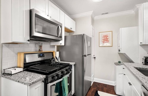 Hyde Park Apartment | Hyde Park 1b Apartment w/Balcony