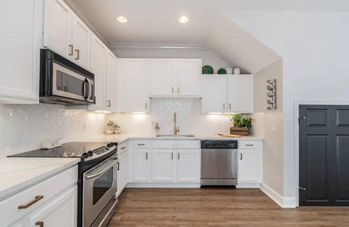 North Hyde Park House | Hyde Park/SoHo/Downtown 2/2 Townhome