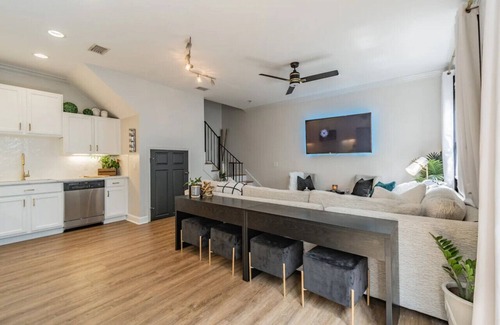 North Hyde Park House | Hyde Park/SoHo/Downtown 2/2 Townhome