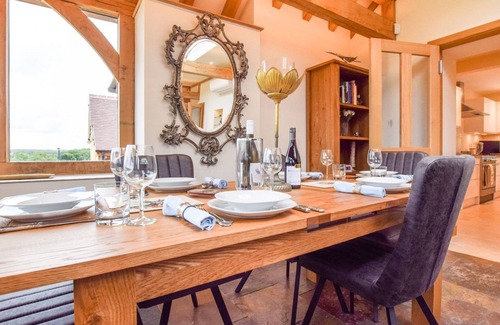 Inchbrook House | Hyde Tyning Cottage - sleeps 6 guests in 3 bedrooms