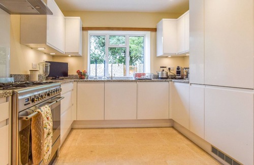 Inchbrook House | Hyde Tyning Cottage - sleeps 6 guests in 3 bedrooms