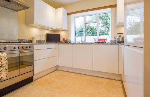 Inchbrook House | Hyde Tyning Cottage - sleeps 6 guests in 3 bedrooms