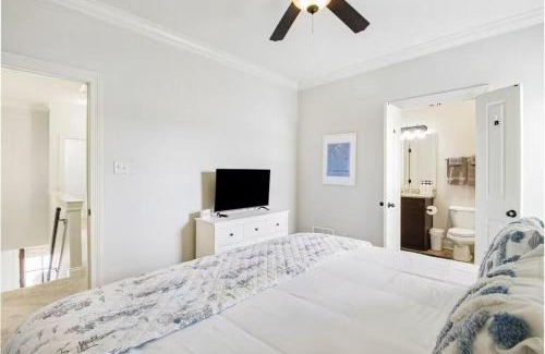 Oxford House | HYDR Comfy Condo Less2 mi to OM