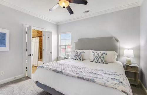 Oxford House | HYDR Comfy Condo Less2 mi to OM