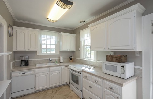 East Nashville House | Hydrangea: Golf Views, Porch Vibes, 3mi Broadway!