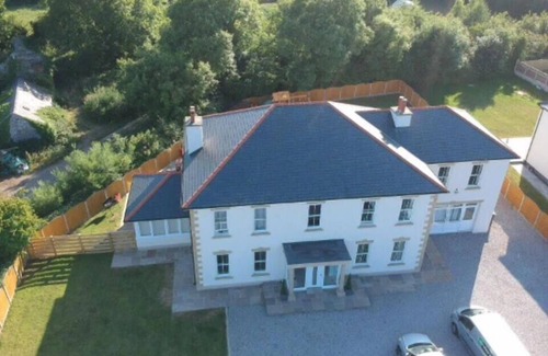 Llanbedrgoch House | Hyfryd Le- Hot tub, perfect for limited mobility