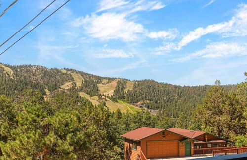 Upper Moonridge Apartment | Hygee Frosk + Views + Hot Tub + Big Bear Lake
