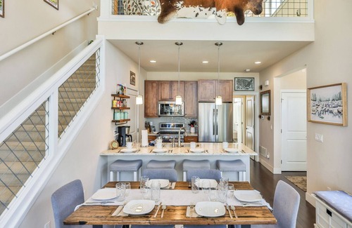 Rendezvous House | Hygge Cabin—Elegant, Pet-Friendly Escape with Ski Shuttle and Serene Setting
