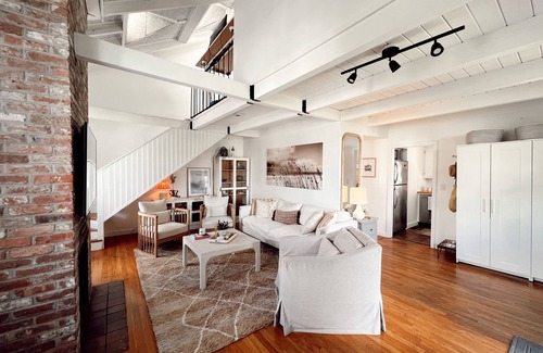 Marblehead House | Hygge carriage house in heart of Old Town Marblehead. Walk to everything MBHD!