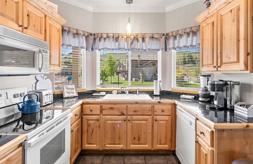 Harbor Village Condo | Hygge Marina Condo: Spectacular Lake Views, Pool, Hot Tub, WiFi, Parking!