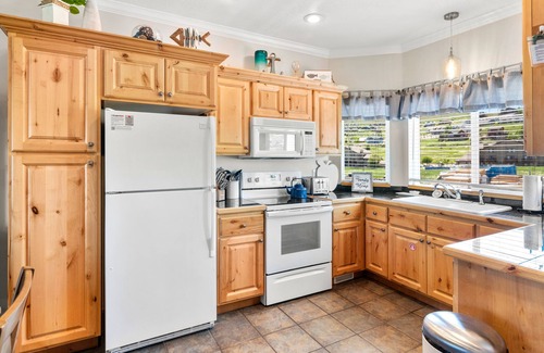 Harbor Village Condo | Hygge Marina Condo: Spectacular Lake Views, Pool, Hot Tub, WiFi, Parking!