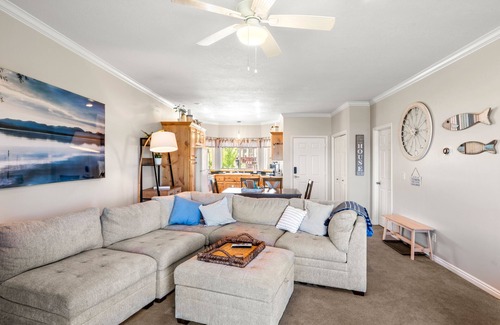 Harbor Village Condo | Hygge Marina Condo: Spectacular Lake Views, Pool, Hot Tub, WiFi, Parking!