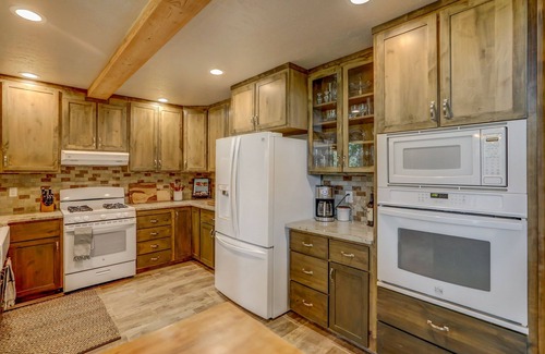 McCall House | Hygge Mountain Retreat - Hot tub - Patio - Fire pit - Wifi - 2 Kitchens - Family Retreat