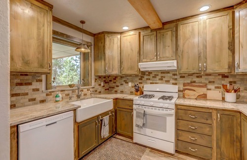 McCall House | Hygge Mountain Retreat - Hot tub - Patio - Fire pit - Wifi - 2 Kitchens - Family Retreat
