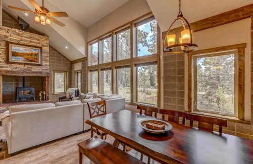 McCall House | Hygge Mountain Retreat - Hot tub - Patio - Fire pit - Wifi - 2 Kitchens - Family Retreat