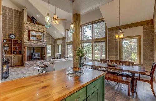 McCall House | Hygge Mountain Retreat - Hot tub - Patio - Fire pit - Wifi - 2 Kitchens - Family Retreat