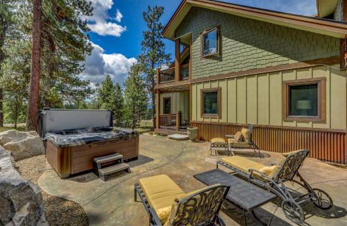 McCall House | Hygge Mountain Retreat - Hot tub - Patio - Fire pit - Wifi - 2 Kitchens - Family Retreat