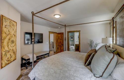 McCall House | Hygge Mountain Retreat - Hot tub - Patio - Fire pit - Wifi - 2 Kitchens - Family Retreat