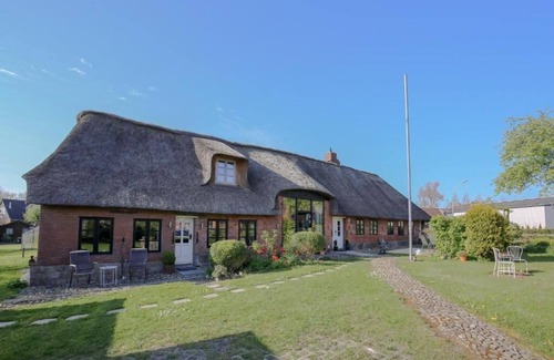 Rantrum Apartment | Hygge vacation apartment Reetdachtraum Husum (5km)/Friedrichstadt/7km)