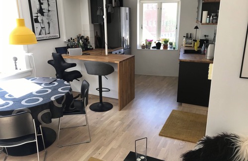 Amager Condo | Hyggelig Lejlighed med 2 Altaner tæt på Metro og Indkøbsfaciliteter