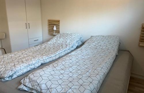 Herning Apartment | Hyggelig & lys kælderlejlighed